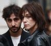 Depuis janvier dernier, Ben Attal, fils de Charlotte Gainsbourg, a repris le Gainsbarre, bar situé dans l’ancienne maison de Serge Gainsbourg, rue de Verneuil à Paris, devenue musée.

Charlotte Gainsbourg et son fils Ben Attal lors de la cérémonie de dévoilement de la plaque "Maison des Illustres" de la Maison Gainsbourg à Paris, France. © Christophe Clovis/Bestimage