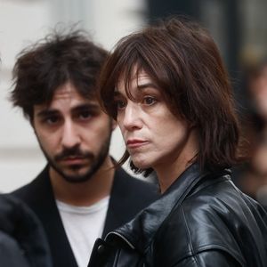 Depuis janvier dernier, Ben Attal, fils de Charlotte Gainsbourg, a repris le Gainsbarre, bar situé dans l’ancienne maison de Serge Gainsbourg, rue de Verneuil à Paris, devenue musée.

Charlotte Gainsbourg et son fils Ben Attal lors de la cérémonie de dévoilement de la plaque "Maison des Illustres" de la Maison Gainsbourg à Paris, France. © Christophe Clovis/Bestimage