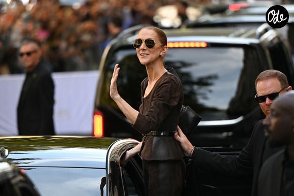 Céline Dion acclamée par ses fans à la sortie de l’hôtel Royal Monceau à Paris, avant de se rendre à la Plenitude Arena de Paris La Défense, pour sa quatrième date de concert le 19 septembre 2026.
© Lionel Urman / Bestimage