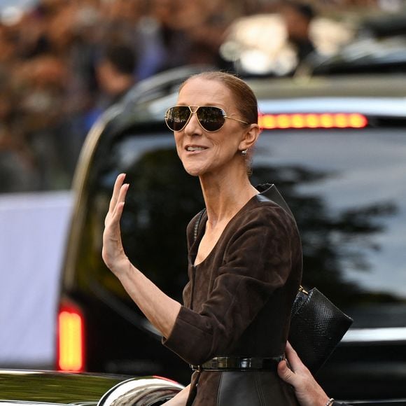 Céline Dion acclamée par ses fans à la sortie de l’hôtel Royal Monceau à Paris, avant de se rendre à la Plenitude Arena de Paris La Défense, pour sa quatrième date de concert le 19 septembre 2026.
© Lionel Urman / Bestimage