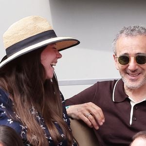 Elie Semoun et sa compagne Aude Fraineau (enceinte) dans les tribunes lors des Internationaux de France de Tennis de Roland Garros 2025. Paris, le 1er Juin 2025. © Dominique Jacovides/Bestimage