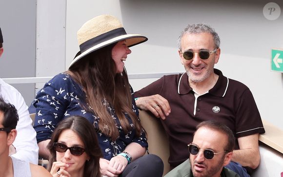 Elie Semoun et sa compagne Aude Fraineau (enceinte) dans les tribunes lors des Internationaux de France de Tennis de Roland Garros 2025. Paris, le 1er Juin 2025. © Dominique Jacovides/Bestimage