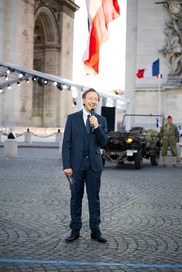 Exclusif - Stéphane Bern - Emission "Le concert pour la paix" sur les Champs-Elysées à Paris, retransmis en direct sur France 2, le 8 mai 2025. © Christophe Clovis - Pierre Perusseau / Bestimage