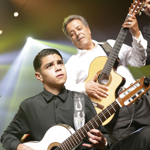 Exclusif - Chico Bouchikhi avec son petit fils - Chico & The Gypsies célèbrent 45 ans de carrière au Palais des Congrès avec un concert symphonique inédit le 24 mai 2025. Portés par 80 musiciens et des invités prestigieux, leurs tubes cultes ont résonné dans une version grandiose, entre rumba, flamenco et symphonie.
© Guirec Coadic / Bestimage