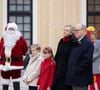 Une situation difficile qu'il tente de vivre au mieux en passant du temps de "qualité" avec ses jumeaux. 

Le prince Albert II de Monaco et la princesse Charlène de Monaco, Le prince Jacques de Monaco, marquis des Baux, La princesse Gabriella de Monaco, comtesse de Carladès - La famille princière de Monaco offre les traditionnels cadeaux de Noël aux enfants monégasques dans la Cour du Palais Princier, le 18 décembre 2024. 
© Olivier Huitel / Pool Monaco / Bestimage