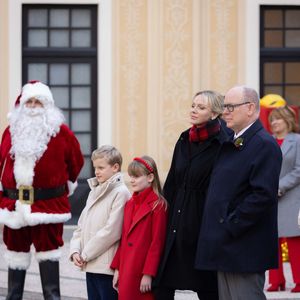 Une situation difficile qu'il tente de vivre au mieux en passant du temps de "qualité" avec ses jumeaux. 

Le prince Albert II de Monaco et la princesse Charlène de Monaco, Le prince Jacques de Monaco, marquis des Baux, La princesse Gabriella de Monaco, comtesse de Carladès - La famille princière de Monaco offre les traditionnels cadeaux de Noël aux enfants monégasques dans la Cour du Palais Princier, le 18 décembre 2024. 
© Olivier Huitel / Pool Monaco / Bestimage