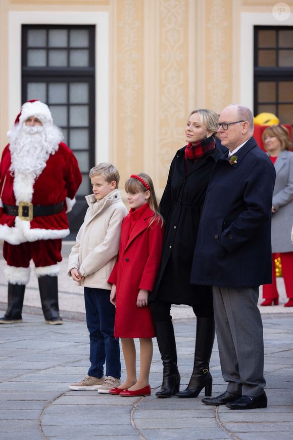 Une situation difficile qu'il tente de vivre au mieux en passant du temps de "qualité" avec ses jumeaux. 

Le prince Albert II de Monaco et la princesse Charlène de Monaco, Le prince Jacques de Monaco, marquis des Baux, La princesse Gabriella de Monaco, comtesse de Carladès - La famille princière de Monaco offre les traditionnels cadeaux de Noël aux enfants monégasques dans la Cour du Palais Princier, le 18 décembre 2024. 
© Olivier Huitel / Pool Monaco / Bestimage