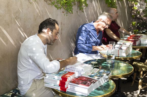 Exclusif - Laurent Decaux - Séance de dédicaces "Les plumes de Ramatuelle" au café de l'Ormeau en marge du 41ème Festival de Ramatuelle le 7 aout 2025. © Cyril Bruneau / Festival de Ramatuelle / Bestimage