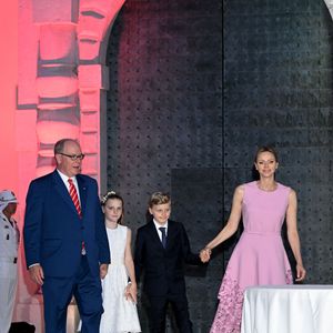 Le prince Albert II de Monaco, la princesse Charlene et leurs enfants, le prince héréditaire Jacques et la princesse Gabriella - Célébration des 20 ans de règne du prince souverain Albert II de Monaco sur la place du Palais à Monaco, le 19 juillet 2025. © Bruno Bebert/Bestimage