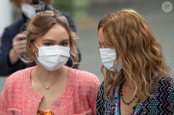 Vanessa Paradis et sa fille Lily-Rose Depp assistent au défilé Chanel Womenswear printemps/été 2021 dans le cadre de la semaine de la mode à Paris, France, le 06 octobre 2020. 
Photo par Aurore Marechal/ABACAPRESS.COM