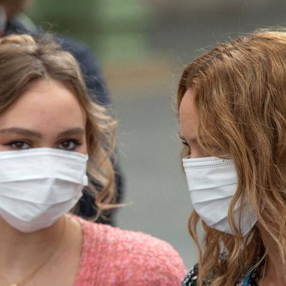 Vanessa Paradis et sa fille Lily-Rose Depp assistent au défilé Chanel Womenswear printemps/été 2021 dans le cadre de la semaine de la mode à Paris, France, le 06 octobre 2020. 
Photo par Aurore Marechal/ABACAPRESS.COM