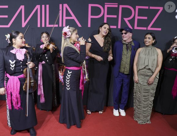 Karla Sofía Gascón, Jacques Audiard, Adriana Paz au photocall de la première du film Emilia Perez à Mexico le 15 janvier 2025.