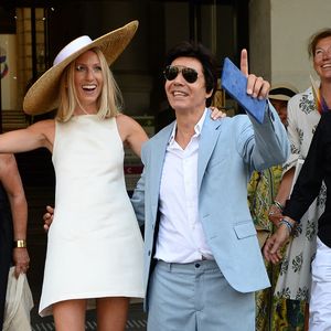 Les jeunes mariés, Jean-Luc Lahaye et sa femme Paola (Lahaye-Aubin) à la sortie de la mairie du 18ème arrondissement de Paris - J.L.Lahaye s'est marié en secondes noces avec sa compagne P.Aubin à la mairie du 18ème arrondissement de Paris, le 2 juillet 2025. © Agence / Bestimage