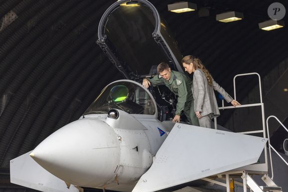 Ce jeudi 2 octobre, Kate Middleton a visité la Royal Air Force (RAF) Coningsby, dans le Lincolnshire.

Kate Middleton visite la RAF Coningsby, dans le Lincolnshire, le 2 octobre 2025.

Photo : Julien Burton / Bestimage