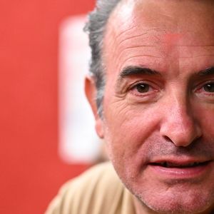 Exclusif - Jean Dujardin, ému, au cinéma Jean Paul Belmondo à Nice, le 7 octobre 2025, où il a rendu hommage à son idole alors qu'il était avec le réalisateur Jan Kounen et l'actrice Marie Josée Croze, pour présenter en avant première, le film L'homme qui retrécit.
Accueilli par le conseiller départemental Auguste Vérola, l'équipe du film a découvert le cinéma géré par le département et baptisé Jean Paul Belmondo, en présence de Paul Belmondo, le 25 novembre 2023.© Bruno Bebert / Bestimage