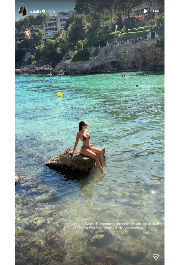 Prenant la pose dans des eaux cristallines, la star a dévoilé l'un des plus grands atouts de son lieu de vacances : l'accès direct à la mer. "L'hôtel où nous séjournons a une petite crique juste en bas, c'est un petit coin de paradis"

Nabilla en vacances à Mayorque, en Espagne.