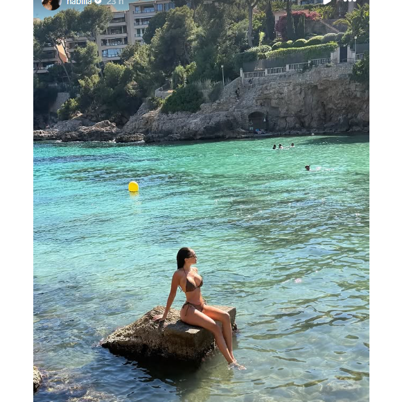 Prenant la pose dans des eaux cristallines, la star a dévoilé l'un des plus grands atouts de son lieu de vacances : l'accès direct à la mer. "L'hôtel où nous séjournons a une petite crique juste en bas, c'est un petit coin de paradis"

Nabilla en vacances à Mayorque, en Espagne.