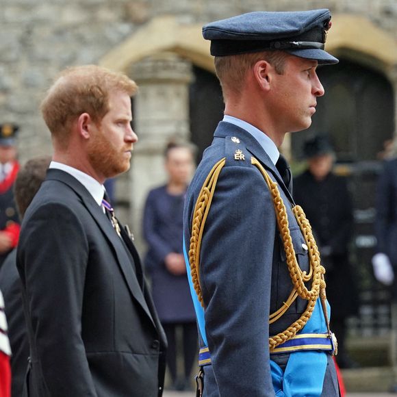 Des tensions sont toujours présentes mais la perte de leur amie les a soudés, même séparément. 

Le duc de Sussex et le prince de Galles suivent le corbillard d'État transportant le cercueil de la reine Élisabeth II, drapé de l'étendard royal avec la couronne d'État impériale et l'orbe et le sceptre de la souveraine, à son arrivée à la cérémonie d'inhumation tenue à la chapelle Saint-Georges du château de Windsor, dans le Berkshire. Le 19 septembre 2022. Photo by Kirsty O'Connor/PA Photos/ABACAPRESS.COM