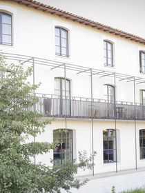 Combien coûte une nuit dans l'hôtel de Patrick Bruel situé dans un lieu hautement fréquenté par les personnalités ?