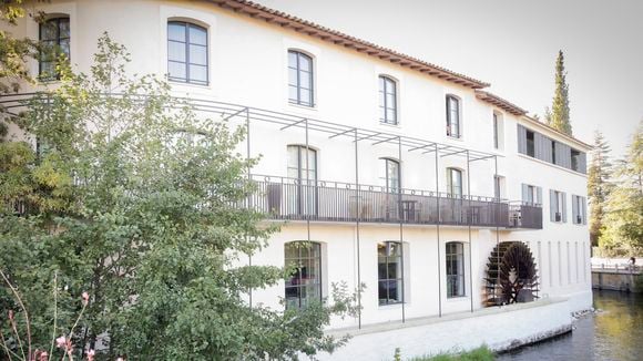 Combien coûte une nuit dans l'hôtel de Patrick Bruel situé dans un lieu hautement fréquenté par les personnalités ?