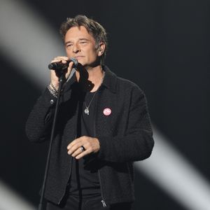 David Hallyday lors du concert du gala de Noël de l'association Tout le monde contre le cancer fête ses 20 ans diffusé le 24 décembre sur M6 à l'Adidas Aren Porte de la Chapelle à Paris, France, le 4 décembre 2025. © Coadic Guirec/Bestimage