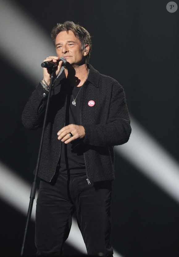 David Hallyday lors du concert du gala de Noël de l'association Tout le monde contre le cancer fête ses 20 ans diffusé le 24 décembre sur M6 à l'Adidas Aren Porte de la Chapelle à Paris, France, le 4 décembre 2025. © Coadic Guirec/Bestimage