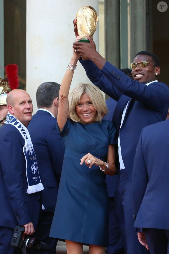 Le président de la République Française Emmanuel Macron et la Première dame Brigitte Macron, accueillent les joueurs de l'équipe de France (Les Bleus) et son sélectionneur Didier Deschamps, le président de la Fédération Française de Football Noël Le Graët et des membres de la FFF, au Palais de l'Elysée.
L'équipe de France est en provenance directe de Russie où elle a été sacrée Championne du Monde 2018, pour la deuxième fois de son histoire, après sa victoire en finale face à la Croatie (4-2). Paris, le 16 juillet 2018.
© Stéphane Lemouton/Bestimage