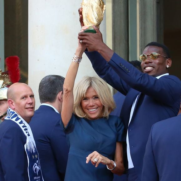 Le président de la République Française Emmanuel Macron et la Première dame Brigitte Macron, accueillent les joueurs de l'équipe de France (Les Bleus) et son sélectionneur Didier Deschamps, le président de la Fédération Française de Football Noël Le Graët et des membres de la FFF, au Palais de l'Elysée.
L'équipe de France est en provenance directe de Russie où elle a été sacrée Championne du Monde 2018, pour la deuxième fois de son histoire, après sa victoire en finale face à la Croatie (4-2). Paris, le 16 juillet 2018.
© Stéphane Lemouton/Bestimage