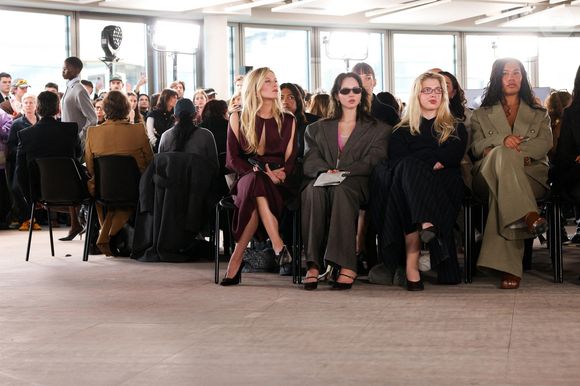 Anaïs Gallagher, Angel Arutura -  Défilé Stella McCartney Femmes Automne/Hiver 2025-2026 à Paris le 5 mars 2025 Backgrid USA / Bestimage