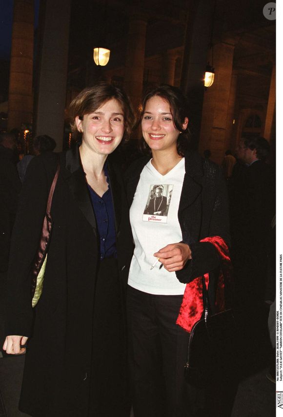 Julie Gayet et Marion Cotillard – Fête du cinéma au ministère de la Culture, Paris, France, le 30 juin 1999 

Photographe : Rindoff-Borde / Bestimage