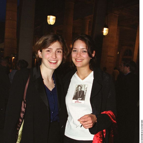Julie Gayet et Marion Cotillard – Fête du cinéma au ministère de la Culture, Paris, France, le 30 juin 1999 

Photographe : Rindoff-Borde / Bestimage