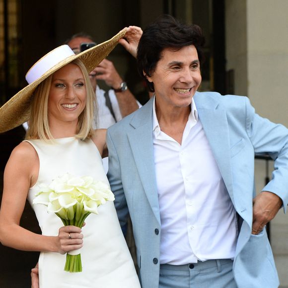 Les jeunes mariés, Jean-Luc Lahaye et sa femme Paola (Lahaye-Aubin) à la sortie de la mairie du 18ème arrondissement de Paris - J.L.Lahaye s'est marié en secondes noces avec sa compagne P.Aubin à la mairie du 18ème arrondissement de Paris, le 2 juillet 2025. 
Crédit : Agence / Bestimage