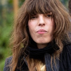 Lou Doillon n'a pas hésité à partager une photo de son passage sur Instagram.

Lou Doillon inaugure la passerelle Jane Birkin devant les 41-43 quai de Valmy à Paris le 13 décembre 2025.

© Cyril Moreau / Bestimage