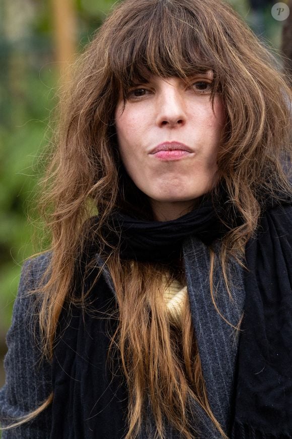 Lou Doillon n'a pas hésité à partager une photo de son passage sur Instagram.

Lou Doillon inaugure la passerelle Jane Birkin devant les 41-43 quai de Valmy à Paris le 13 décembre 2025.

© Cyril Moreau / Bestimage