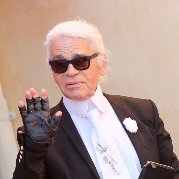 Karl Lagerfeld chez Senequier - Karl Lagerfeld se promène dans les rues de Saint Tropez le 31 juillet 2013.