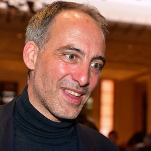 Raphaël Glucksmann au dîner annuel du CCAF (Conseil de coordination des associations arméniennes de France) à l'hôtel du collectionneur à Paris le 11 mars 2025
Comme chaque année, la onzième édition du désormais fameux dîner du CCAF a fait salle comble. 450 personnes se sont retrouvées dans les salons de l'hôtel du collectionneur, à Paris. Lors du cocktail, plusieurs personnalités politiques ont eu l'occasion de s'entretenir avec les invités.
Comme de coutume, un certain nombre de figures intellectuelles étaient également au dîner.
C'est Nelson Monfort qui a présenté la soirée en rappelant que la soirée est l'occasion de nous retrouver et de réaffirmer les liens profonds qui unissent la France et l'Arménie, liens tissés par l'histoire, la culture et des valeurs communes.
Cette soirée incarne à la fois un hommage solennel et un appel à l'action. Hommage envers celles et ceux qui oeuvrent sans relâche pour la cause arménienne; mais appel à la communauté internationale pour qu'elle s'engage résolument pour la justice et la paix.

© Christian Liewig / Bestimage