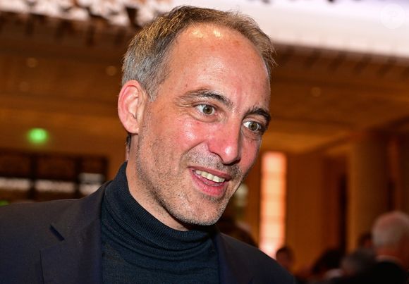 Raphaël Glucksmann au dîner annuel du CCAF (Conseil de coordination des associations arméniennes de France) à l'hôtel du collectionneur à Paris le 11 mars 2025
Comme chaque année, la onzième édition du désormais fameux dîner du CCAF a fait salle comble. 450 personnes se sont retrouvées dans les salons de l'hôtel du collectionneur, à Paris. Lors du cocktail, plusieurs personnalités politiques ont eu l'occasion de s'entretenir avec les invités.
Comme de coutume, un certain nombre de figures intellectuelles étaient également au dîner.
C'est Nelson Monfort qui a présenté la soirée en rappelant que la soirée est l'occasion de nous retrouver et de réaffirmer les liens profonds qui unissent la France et l'Arménie, liens tissés par l'histoire, la culture et des valeurs communes.
Cette soirée incarne à la fois un hommage solennel et un appel à l'action. Hommage envers celles et ceux qui oeuvrent sans relâche pour la cause arménienne; mais appel à la communauté internationale pour qu'elle s'engage résolument pour la justice et la paix.

© Christian Liewig / Bestimage