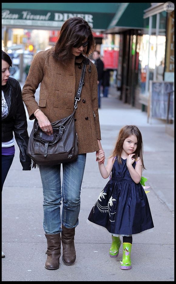 Katie Holmes et sa fille Suri Cruise se baladent et font du shopping à New York.