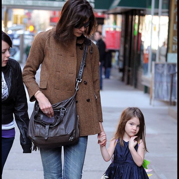 Katie Holmes et sa fille Suri Cruise se baladent et font du shopping à New York.