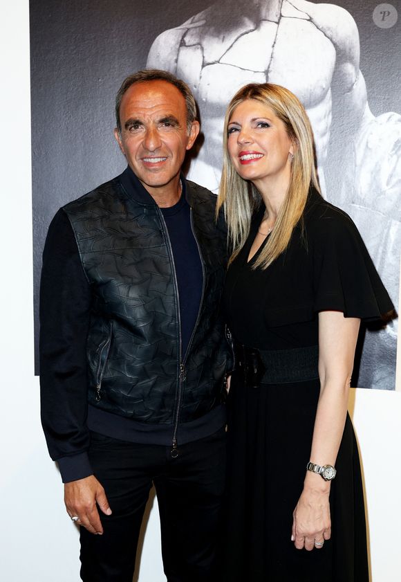 Nikos Aliagas et sa femme Tina - Vernissage de l'exposition "Les grands âges", photographies de Nikos Aliagas au musée de l'Homme à Paris le 7 avril 2026. © Dominique Jacovides/Bestimage