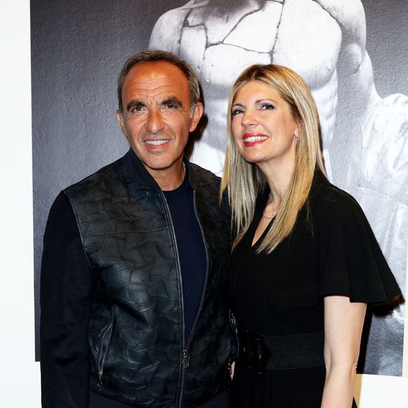Nikos Aliagas et sa femme Tina - Vernissage de l'exposition "Les grands âges", photographies de Nikos Aliagas au musée de l'Homme à Paris le 7 avril 2026. © Dominique Jacovides/Bestimage
