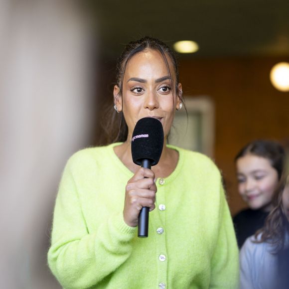 Exclusif - La chanteuse française Amel Bent lors de la lecture de la dictée ELA, avec le texte "L'oubliée" écrit spécialement par Valérie Perrin pour la 22ème édition de la campagne "Mets tes baskets et bats la maladie" en soutien à l'Association Européenne de Leucodystrophie (ELA) à l'école de Bougival, France, le 14 octobre 2025. © Pierre Perusseau/Bestimage