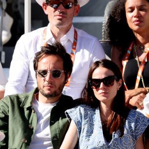 Vianney et sa femme Catherine Robert - Célébrités dans les tribunes des Internationaux de France de tennis de Roland Garros 2024 à Paris le 7 juin 2024.  © Jacovides-Moreau/Bestimage
