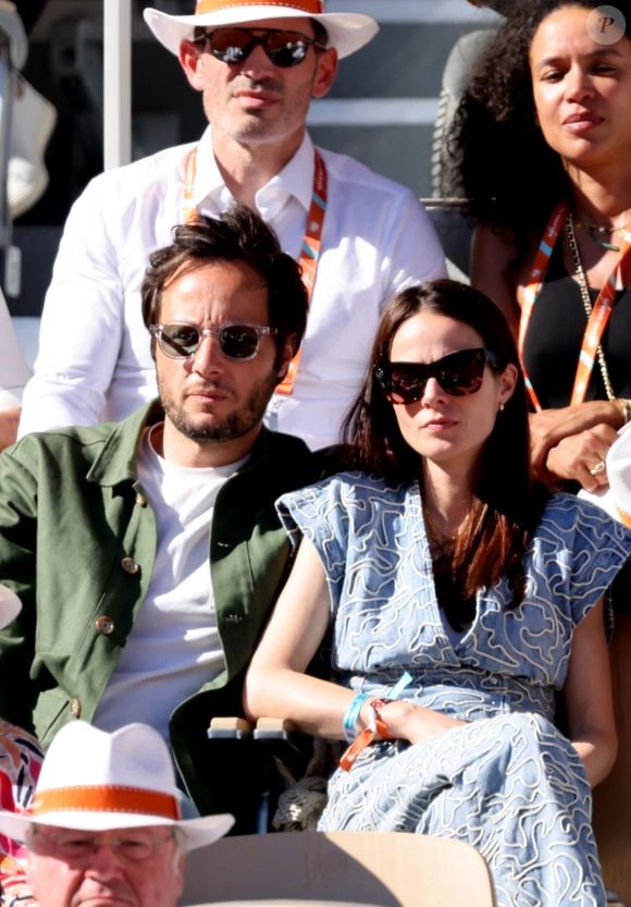 Vianney et sa femme Catherine Robert - Célébrités dans les tribunes des Internationaux de France de tennis de Roland Garros 2024 à Paris le 7 juin 2024.  © Jacovides-Moreau/Bestimage