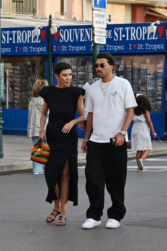 Cristina Cordula et son fils Enzo lors d'une balade à Saint-Tropez le 21 août 2025.