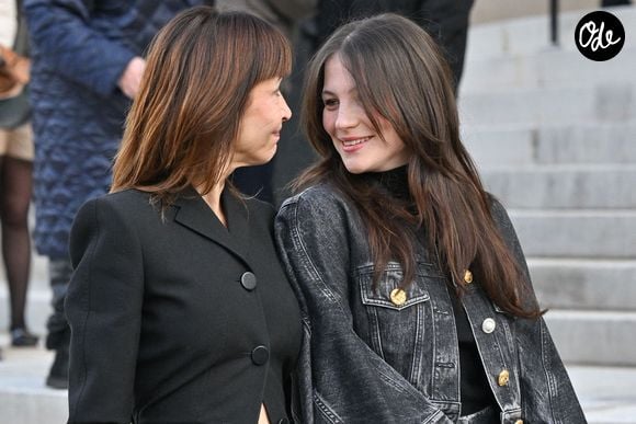 Une prise de risque saluée par Sophie Marceau qui disait au sujet de sa "petite" dernière : "Elle devient une adulte. Je trouve ça formidable de la voir évoluer, s’émanciper".

Sophie Marceau, Juliette Lemley arrivant au défilé Schiaparelli lors de la Fashion Week Haute Couture à Paris, France, le 26 janvier 2026. Photo Julien Reynaud/Aps-Medias/Abaca