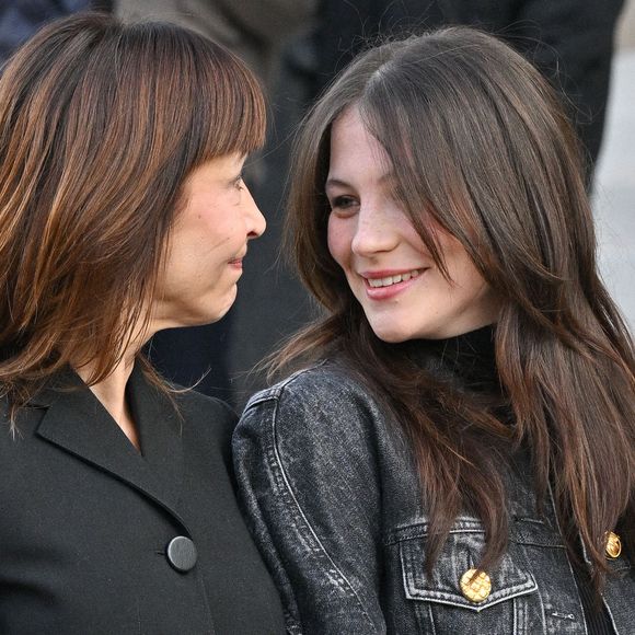 Une prise de risque saluée par Sophie Marceau qui disait au sujet de sa "petite" dernière : "Elle devient une adulte. Je trouve ça formidable de la voir évoluer, s’émanciper".

Sophie Marceau, Juliette Lemley arrivant au défilé Schiaparelli lors de la Fashion Week Haute Couture à Paris, France, le 26 janvier 2026. Photo Julien Reynaud/Aps-Medias/Abaca