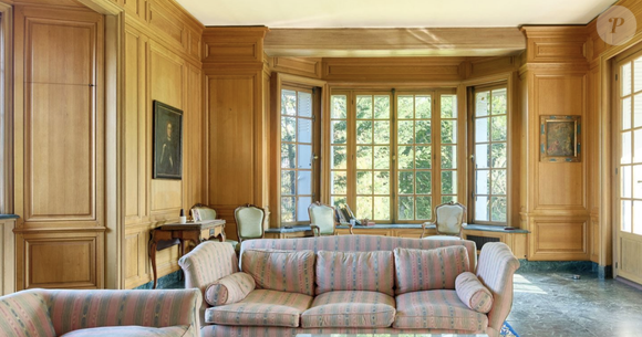 Achetée par le chanteur en 1968, cette bâtisse de style anglo-normand de 423 m² habitables est aujourd'hui mise en vente par la famille qui l'avait rachetée à l'artiste en 1981.

Agence Kretz