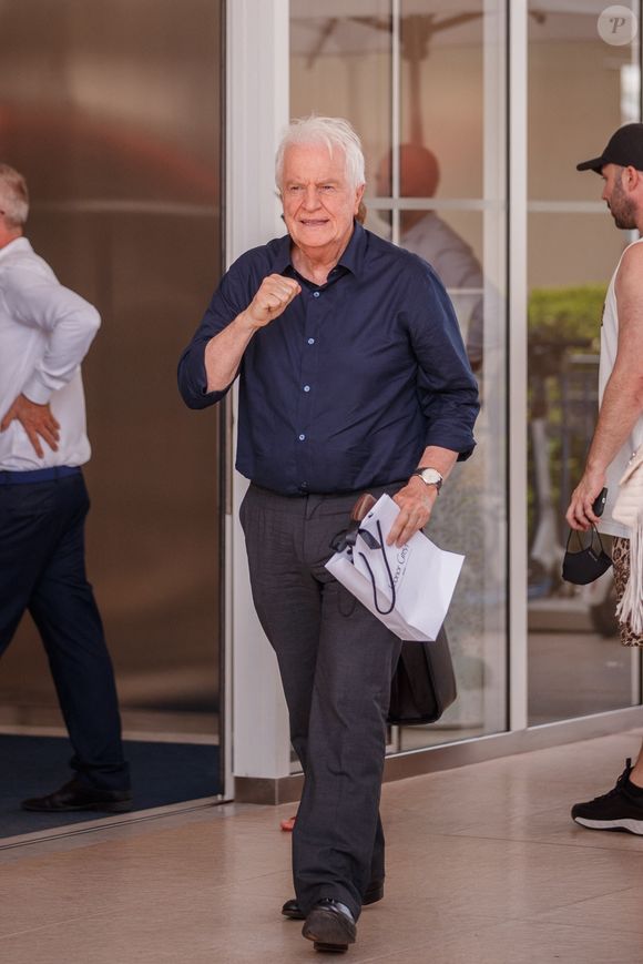 André Dussollier aperçu aux abords de l'hôtel Martinez pendant le 74 ème festival international du film de Cannes (6-17 juillet 2021), le 8 juillet 2021. @Backgrid UK/ Bestimage