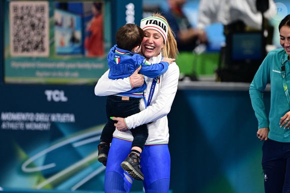 Après des saisons difficiles et une maternité, cette victoire consacre une carrière exemplaire et résiliente.

Lollobrigida Francesca (Italie) avec son fils, championne olympique avec record olympique, patinage de vitesse 3000m, Jeux Olympiques de Milano Cortina 2026. Photo par DPA/ABACA